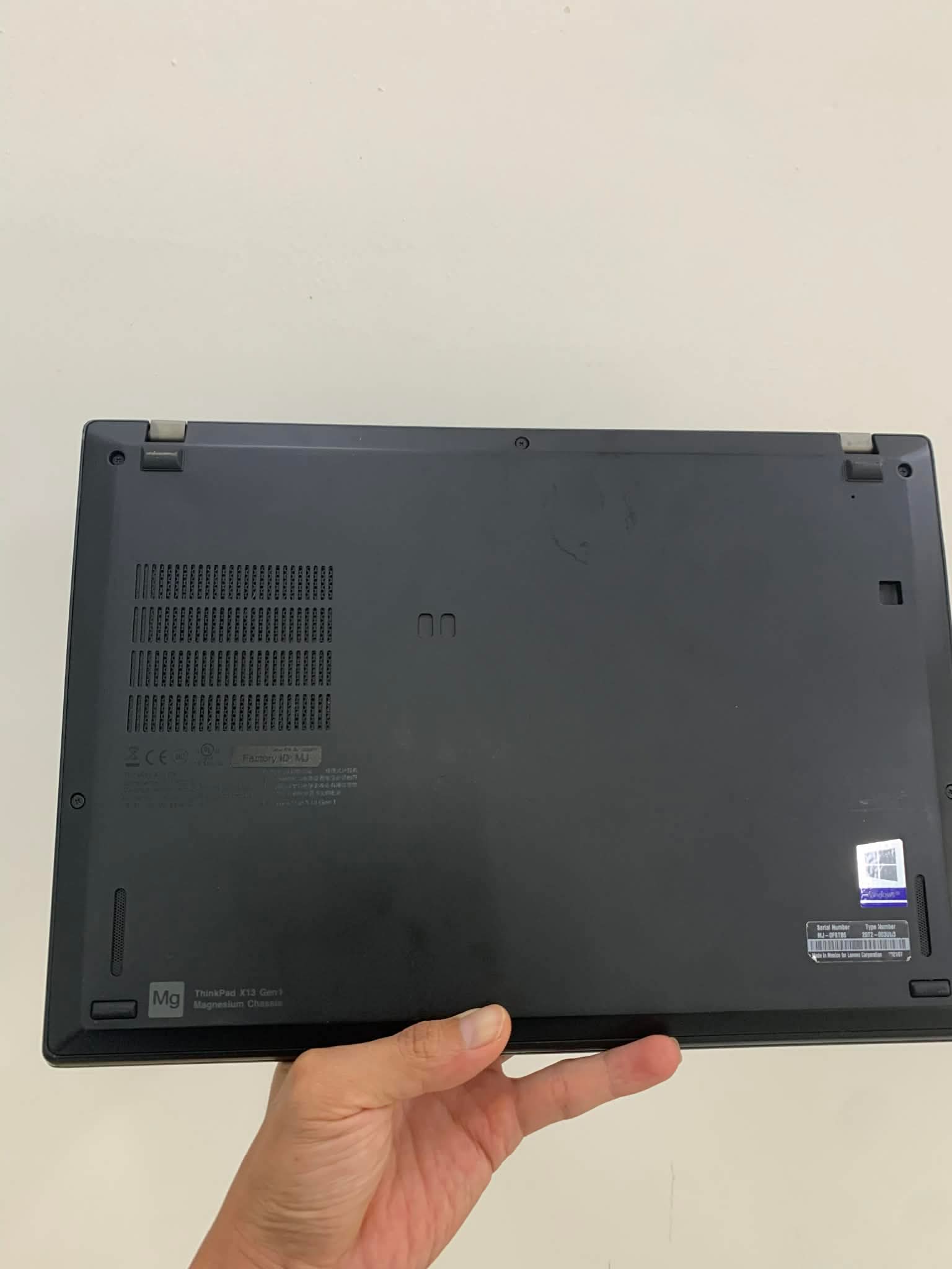 Mặt đáy Lenovo ThinkPad X13 Gen 1