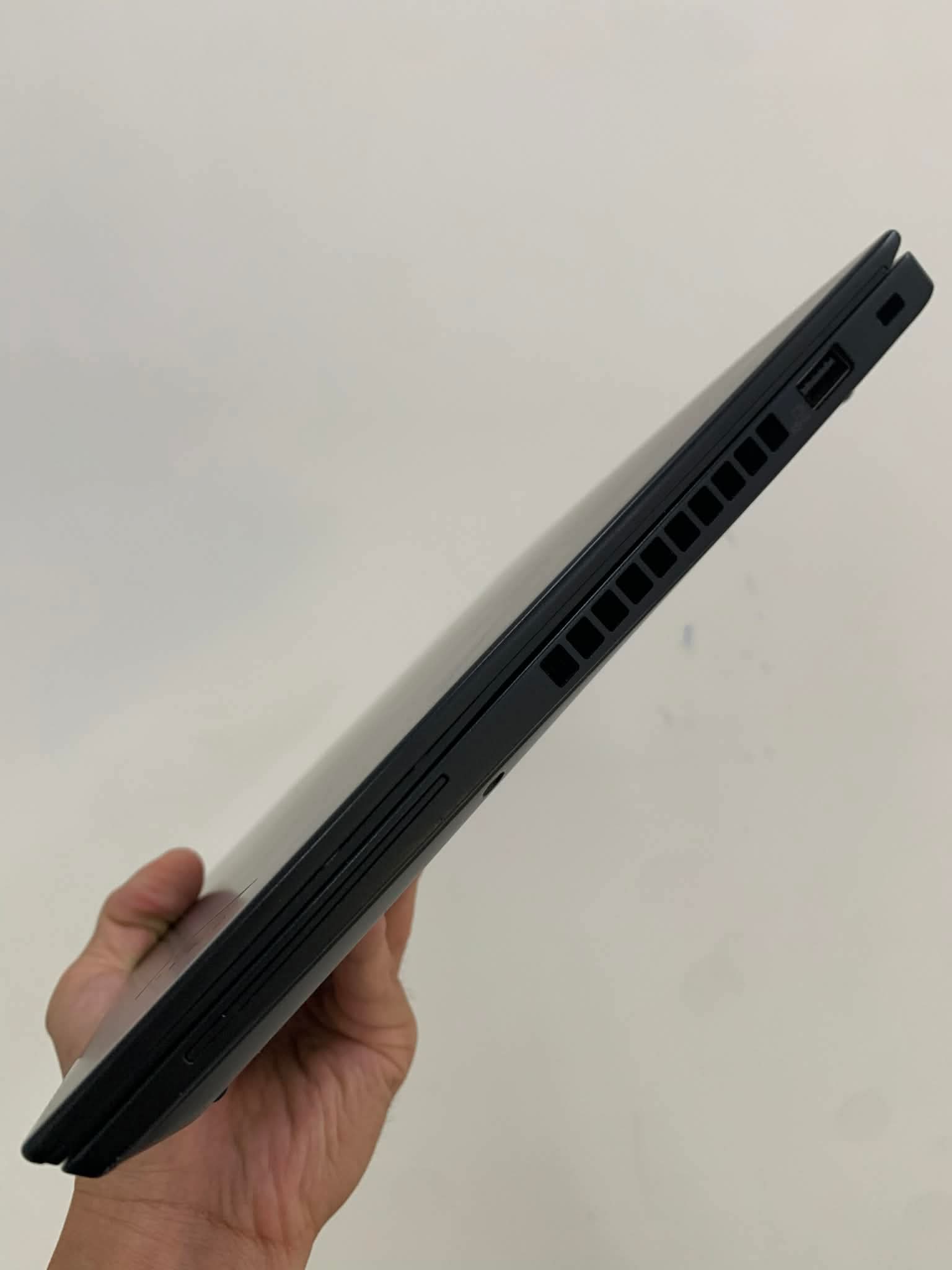 Cạnh phải và khe tản nhiệt ThinkPad X13 Gen 1